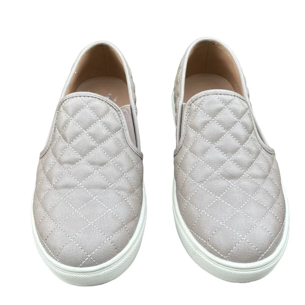 Steve Madden Ecentrcq Quilted Silver Slip On Loafer Size: 8.5